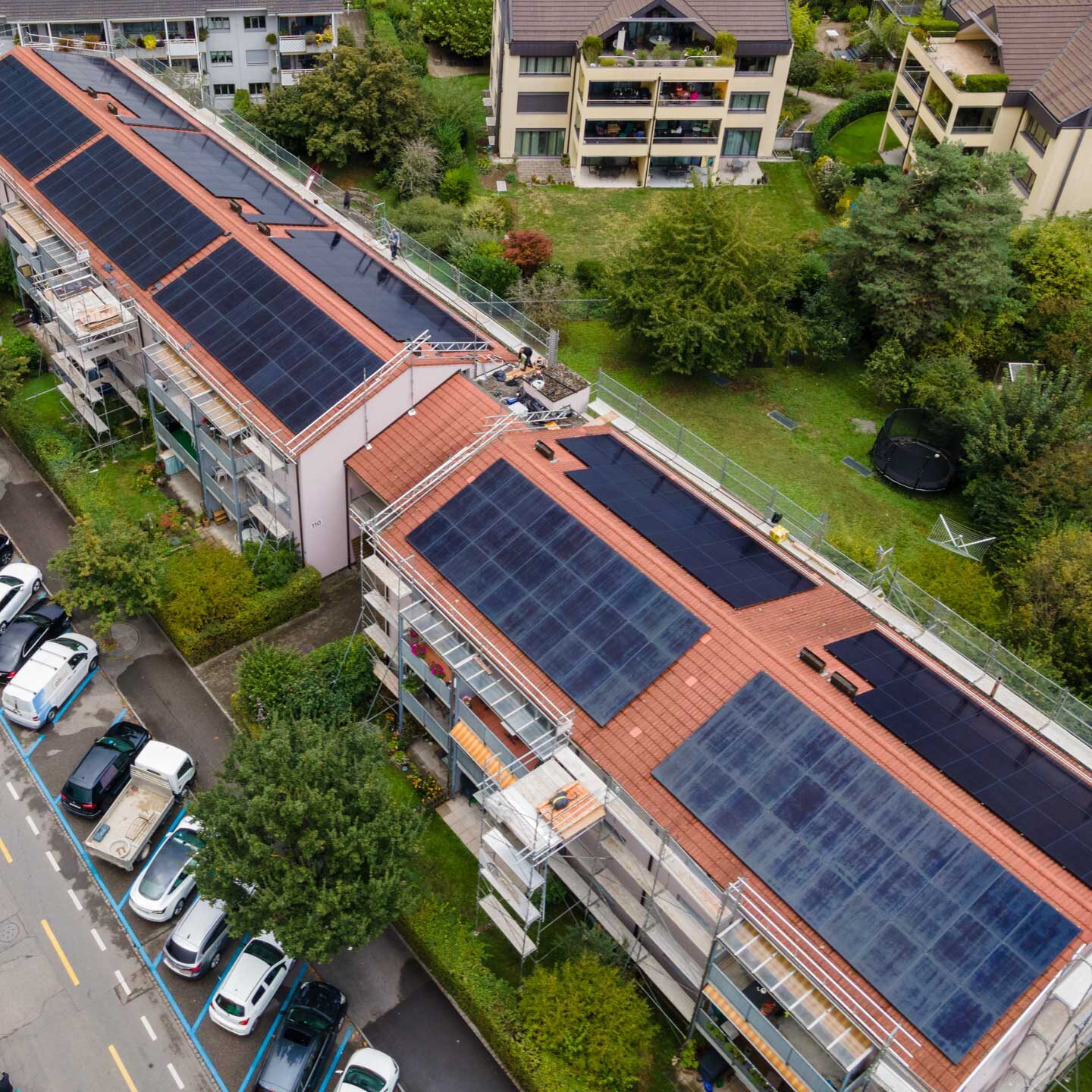 Leistungsstarke Photovoltaikanlage auf einem Mehrfamilienhaus in Muttenz, geplant und gebaut von allsol GmbH Reinach BL