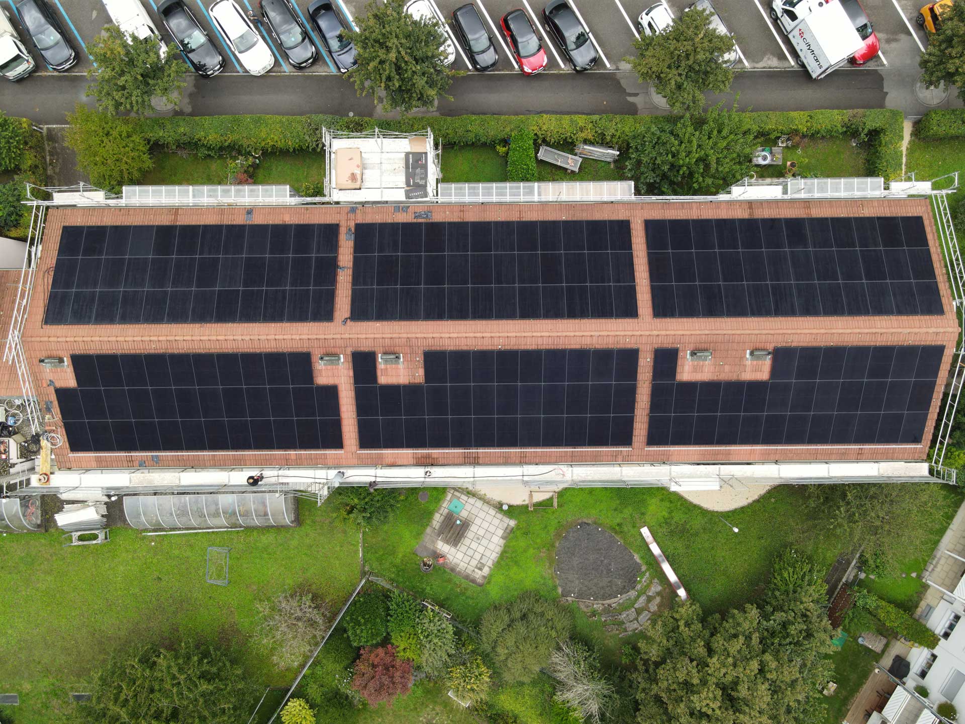 Leistungsstarke Photovoltaikanlage auf einem Mehrfamilienhaus in Muttenz, geplant und gebaut von allsol GmbH Reinach BL