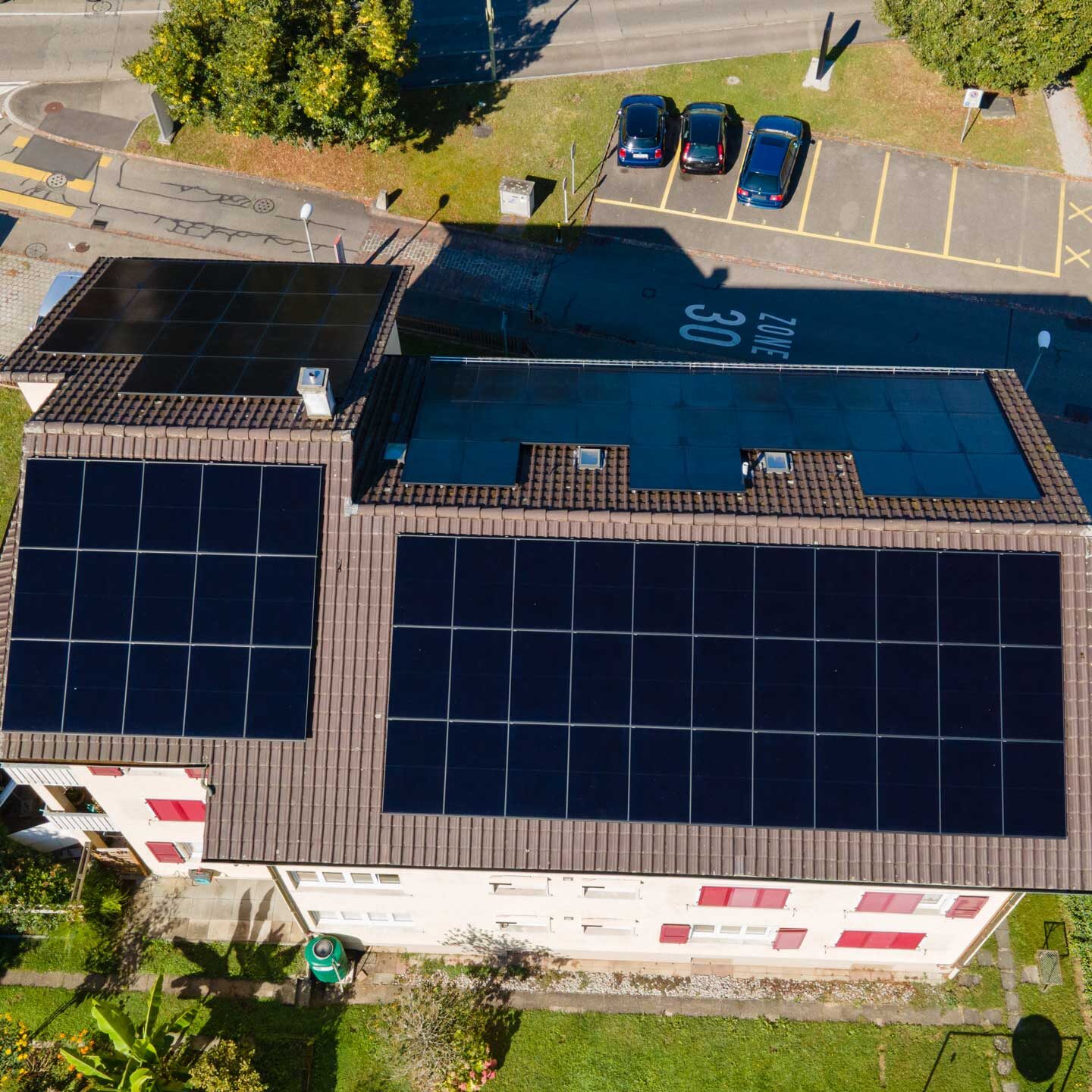 Neue PV Anlage auf Mehrfamilienhaus in Bottmingen. Alle asbesthaltigen Elektroverteilungen wurden ersetzt. Erstellung ZEV Eigenverbrauch.