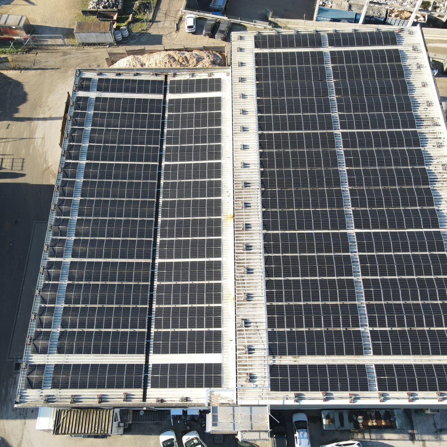 Photovoltaikanlage mit 268 kWp mit Jahresertrag von 270’000 kWh für die Firma Jost Transport AG in Aesch BL, allsol GmbH