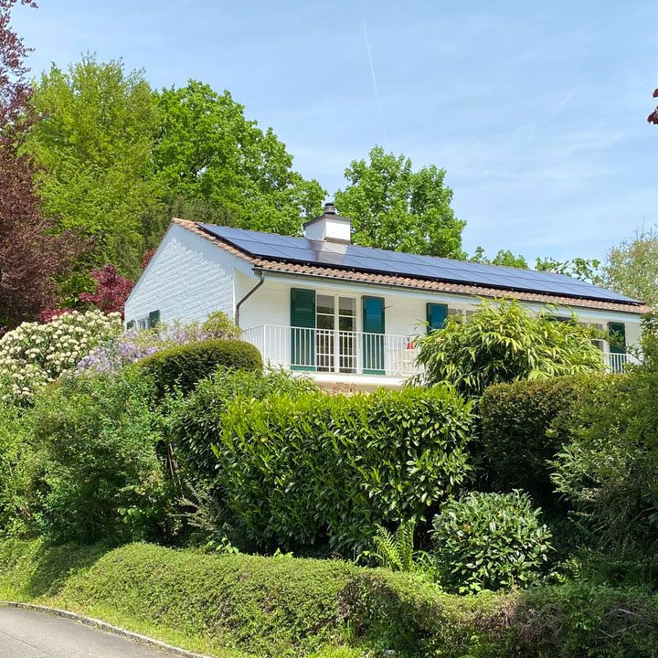 Photovoltaikanlage Aufdach Einfamilienhaus in Riehen, Planung und Realisation allsol GmbH