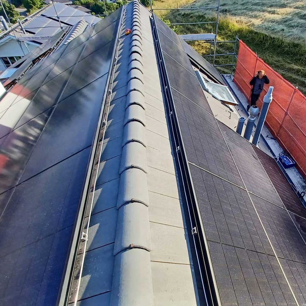 PV-Anlage mit Notstromversorgung und Batterie, Erdsondenwärmepumpe mit Cooling und neustem Kältemittel R454C